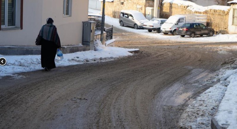 Bayburt'ta -18 derecelik soğuk, vatandaşları çileden çıkardı... Kafalarını nereye çevirseler her yeri buzdu... Bayburt tarihinde böylesini görmedi - Resim: 4