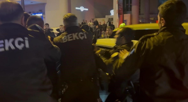 Kavga sokağa taştı! Linçten böyle kurtuldu - Resim: 3