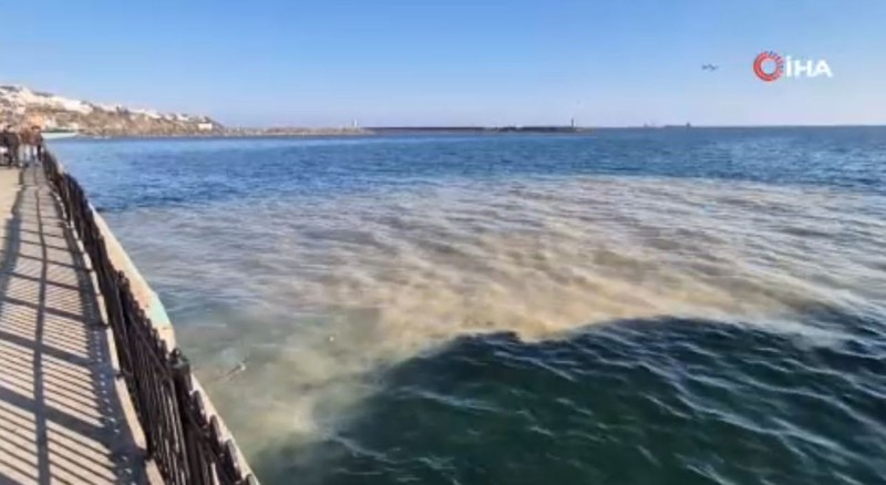 Tekirdağ'da sahile gelip denize bakan korkunç manzarayı gördü. Vatandaşlar denizin değişen rengini hayretle izledi - Resim: 1