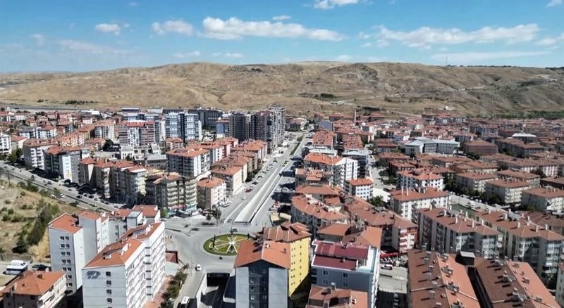 Çankırı'da hava sıcaklığı 19 dereceye kadar çıktı, sokakta yürüyen vatandaşları görenler şaştı kaldı - Resim: 2