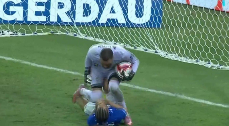 Dünya bu maçı konuşuyor! Yeşil saha boks ringine döndü: 46 oyuncu kavga etti, 23 kırmızı kart çıktı - Resim: 2