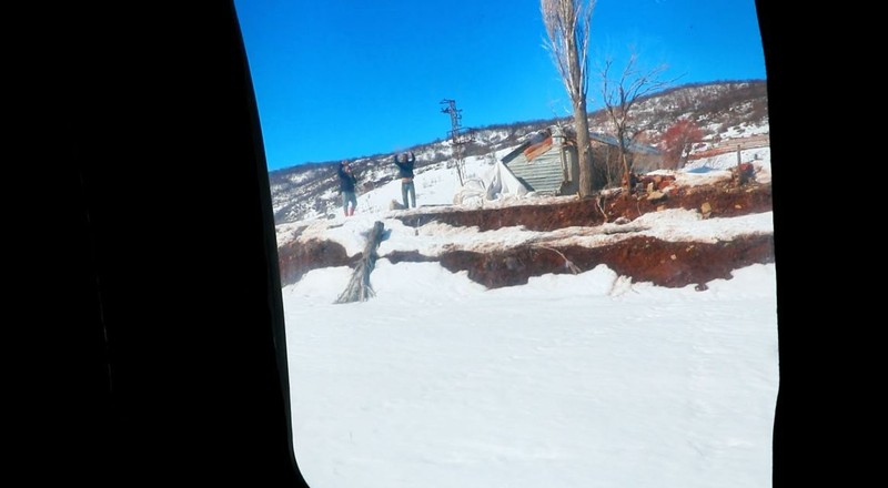 Tunceli'de kardan yolu kapanan köyde hayvanlarının yemi bitti. İmdadına jandarma ekipleri koştu. Helikopterle uçup geldiler - Resim: 2