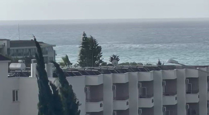 Antalya’da deniz üzerinde hortum oluştu! Sahilde vatandaşlar panik yaşadı - Resim: 1