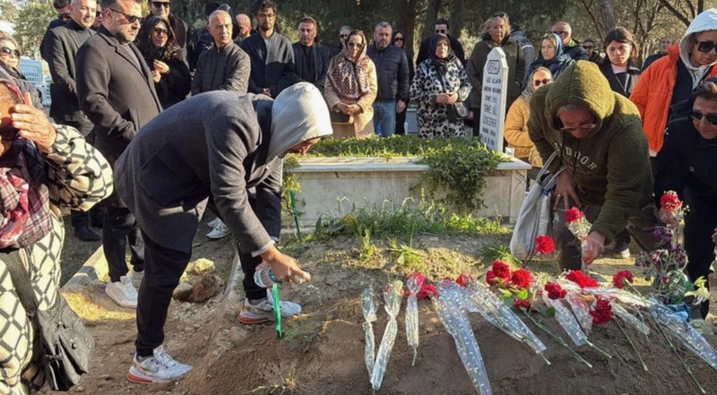 Pankreas kanserine yenik düşmüştü! Ünlü sanatçı Tanyeli'nin oğlundan yürek yakan paylaşım! "Açım anne" - Resim: 2