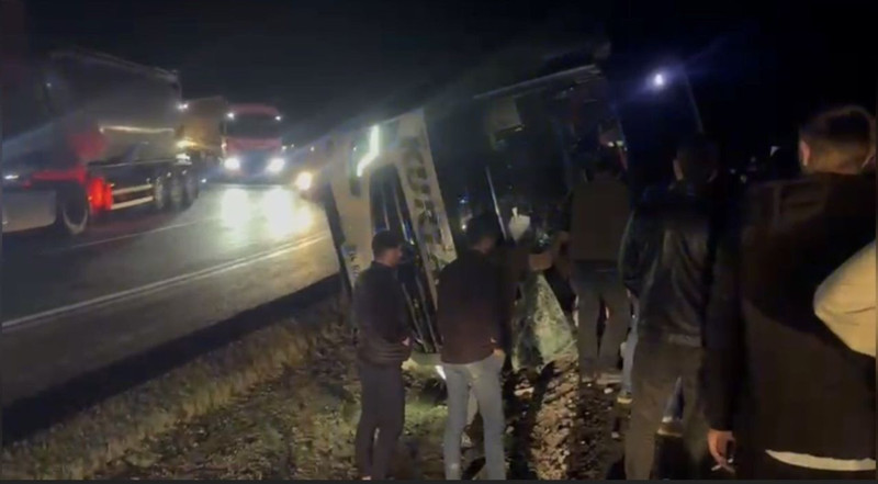 Osmaniye’de yolcu otobüsü devrildi: Çok sayıda yaralı var - Resim: 1