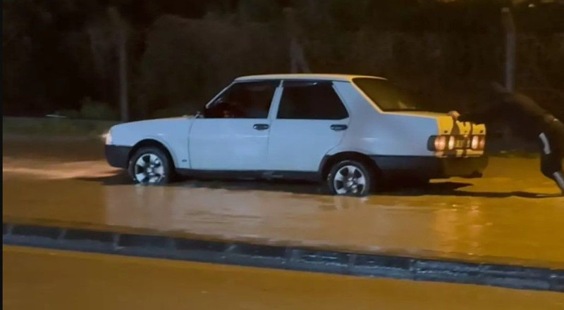 O iller sular altında kaldı! Deniz yükseldi, caddeler göle döndü - Resim: 6