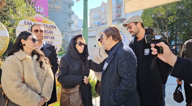 Usta sanatçı Gönül Akkor son yolculuğuna uğurlandı! "Böyle bir ses bir daha gelmez" - Resim: 5