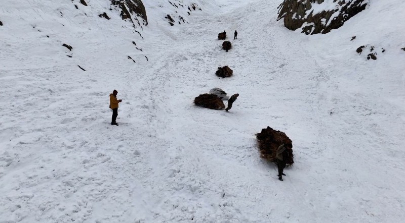 Hakkari'de 3 bin rakımlı dağdan kar düşme riski altında 4 kilometre yürüyerek koyunlar için köye geliyorlar! Çobanların ölüm tehlikeli yolculuğu - Resim: 3