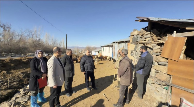 Elazığ’da 3 ilçede 10'larca koyun peş peşe üst üste yığılıp telef oldu. Ekipler acil olarak devreye girmek zorunda kaldı - Resim: 1