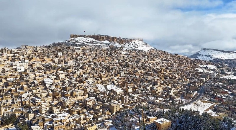 Mardin kar yağışından sonra beyaza bürünmesiyle havadan görüntülendi. Bakanlar bu mükemmel şehre bir daha hayran kaldı - Resim: 3