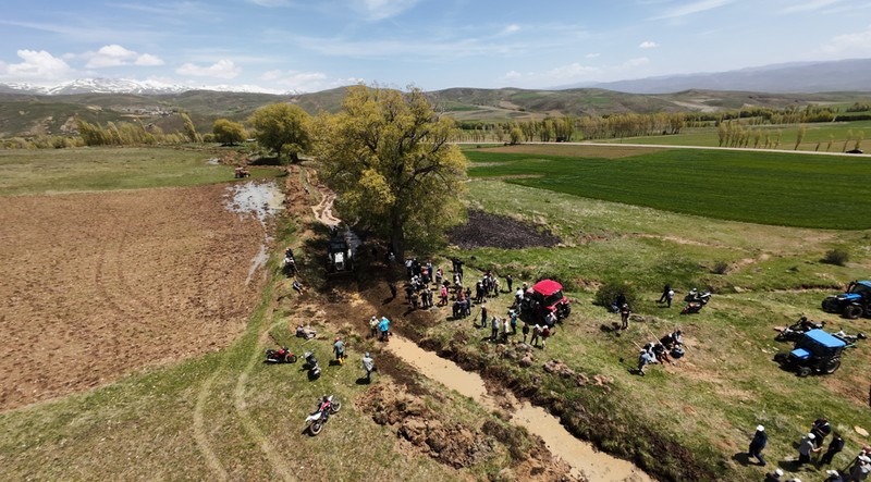 Bayburt'ta 100'den fazla köylü tek 1 şey için bir araya geldi. 4 kilometreden uzundu saatler içinde bitirdiler - Resim: 4