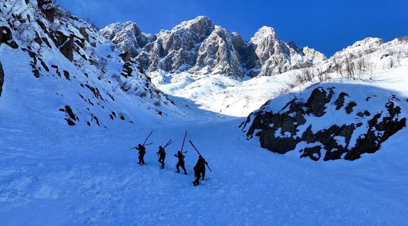 Hakkari'de 3 bin rakımlı dağdan kar düşme riski altında 4 kilometre yürüyerek koyunlar için köye geliyorlar! Çobanların ölüm tehlikeli yolculuğu - Resim: 4