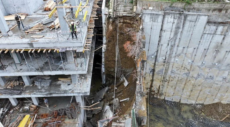Sağanak yağış İstanbul'u vurdı! Yol çöktü, duvar yıkıldı, sokaklar göle döndü - Resim: 3