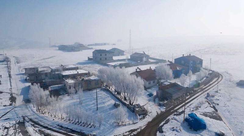 Ağrı'da -9'a vuran hava durumu her yeri dondurdu. Vatandaşlar araçları buz tutmasın diye bakın ne yaptı - Resim: 2