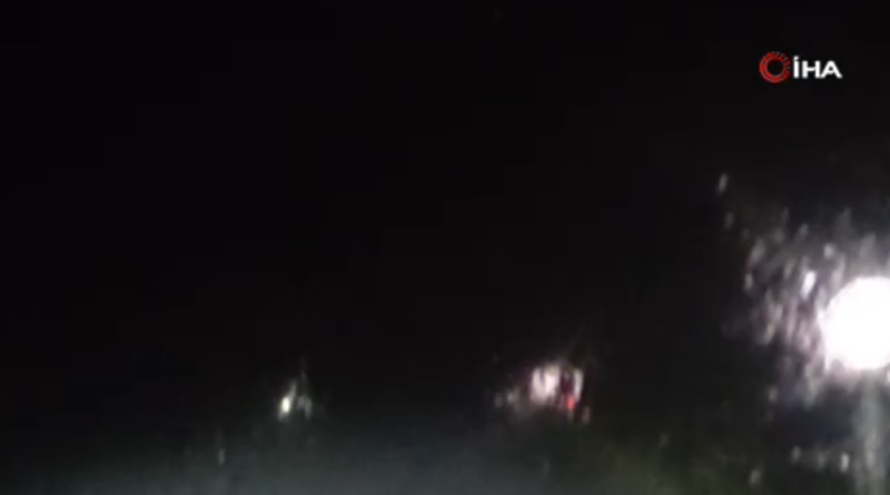 Ardahan Hanak’ta sağanak sonrası şiddetli dolu! Yol bir anda beyaza büründü, sürücüler mahsur kaldı - Resim: 1