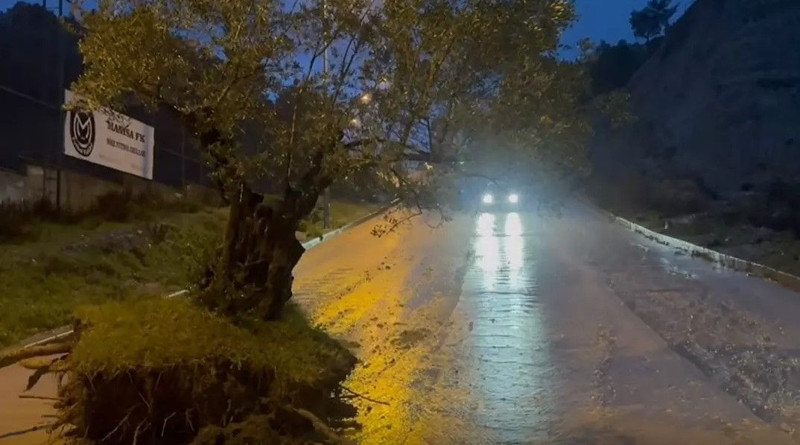 O iller sular altında kaldı! Deniz yükseldi, caddeler göle döndü - Resim: 7