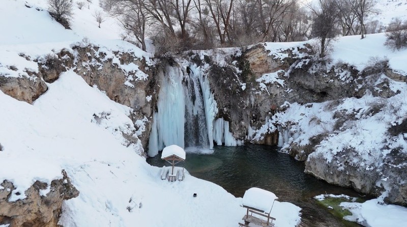 Bayburt'ta -20 derece her yeri vurdu. Hayvanlar için dışarı bırakmışlardı o bile dondu... Konuşurken sesleri titriyor - Resim: 2