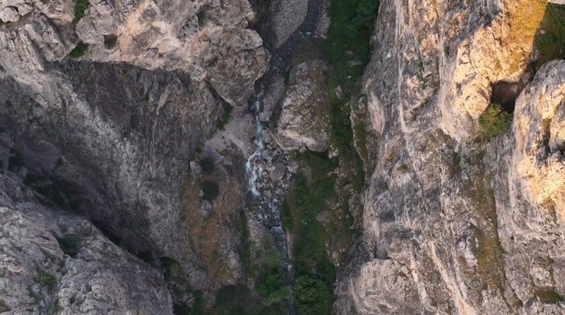 Erzincan’da 10'larcası doğal güzelliğiyle kendisine hayran bırakan kanyonda ortaya çıktı. 10'lar manzaraya daha da güzellik kattı - Resim: 2