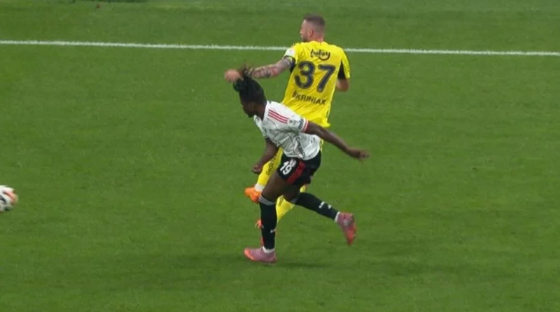 Beşiktaş- Fenerbahçe derbisine hakem Ali Yılmaz damga vurdu! 2 penaltı ve 2 kırmızı kartı atladı! İşte tartışmalı pozisyonlar - Resim: 9