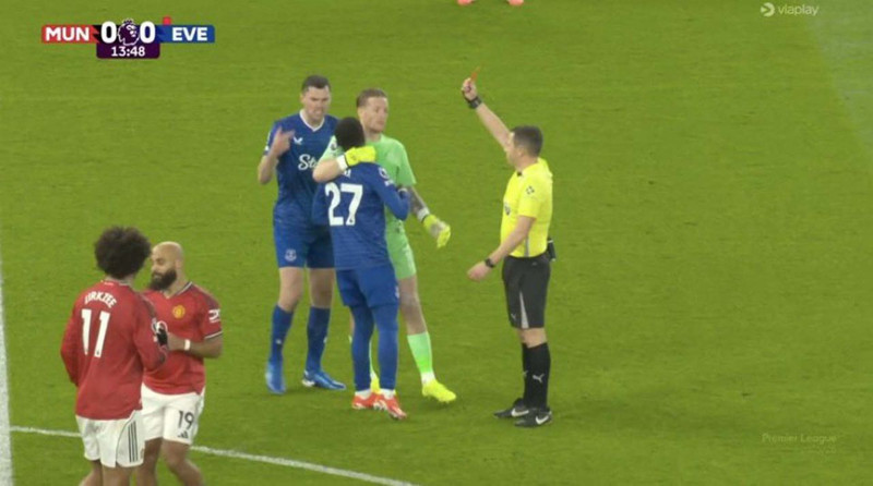 Dev maçta yıldız futbolcudan skandal hareket! Takım arkadaşına hamlesi ortalığı karıştırdı! Kırmızı kartla oyundan atıldı - Resim: 9