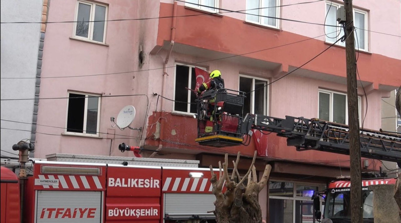 İtfaiyecilerden duygulandıran görüntü: Türk bayrağını yangından kurtardılar - Resim: 3