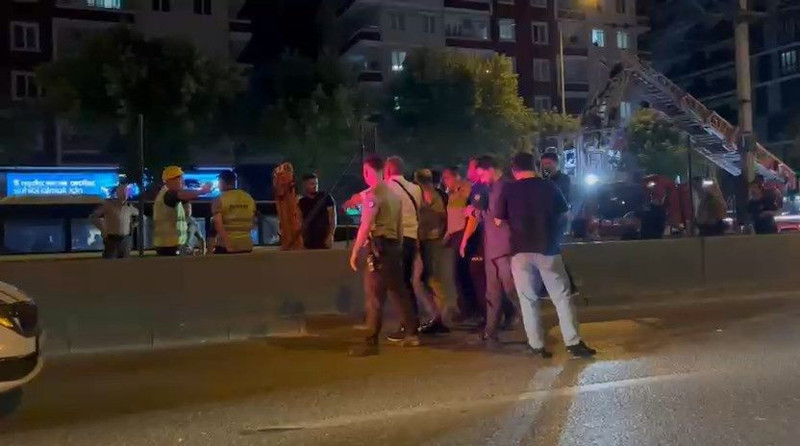 Bursa gece yarısı karıştı! Direğe çıktı, seferler durdu - Resim: 2
