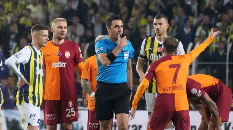 “Dünya çapında biri yönetecek” denilmişti! Galatasaray-Fenerbahçe derbisi için dünyaca ünlü yabancı hakem öne çıktı! 4 isim var ama o 1.sırada! - Resim: 1