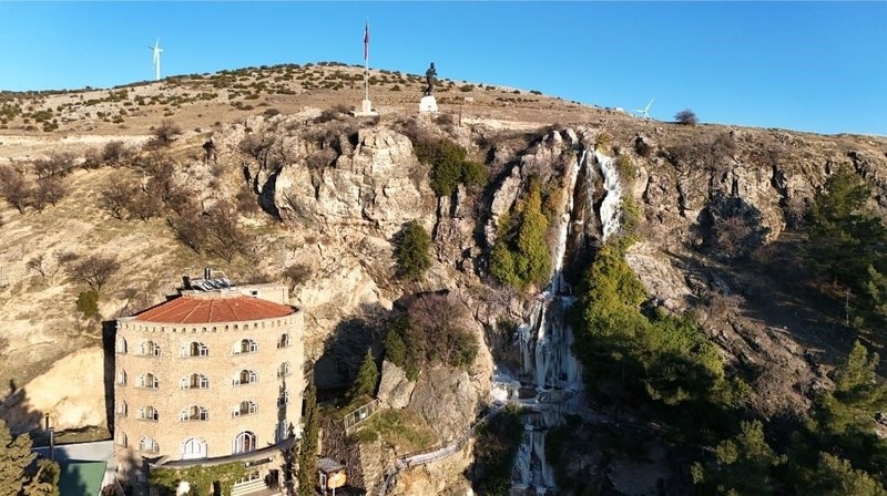 Afyonkarahisar’ın Dinar ilçesinde kısmı bir şekilde donan Suçıkan Şelalesi buz sarkıtları eşliğinde akan sular görenleri mest etti! -4'te mükemmel görüntü - Resim: 1