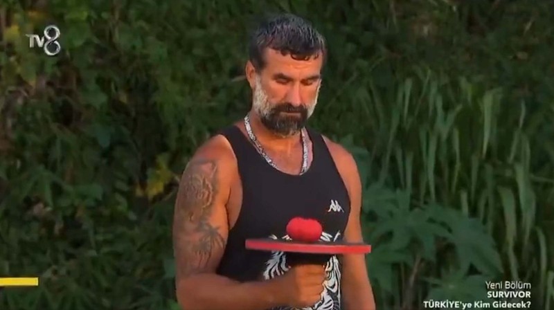 Hakkında tutuklama kararı verilmişti! Survivor Hikmet Tuğsuz’un “Türkiye’ye geliş” oyununda yaptıkları şaşkına çevirdi! Herkes onu konuşuyor - Resim: 4