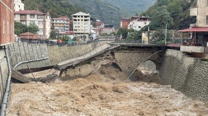 Karadeniz'de sel felaketi! Uyarılar peş peşe geldi: Şiddetli yağışlar devam edecek - Resim: 13