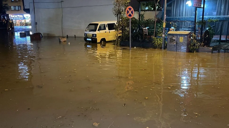 Kuvvetli sağanak 3 ilde hayatı felç etti! Ev ve iş yerlerini su bastı - Resim: 3