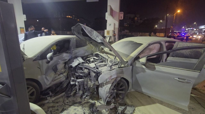 Otomobil akaryakıt istasyonuna daldı! Yakıt alan araç alev topuna döndü: Korku dolu anlar kamerada - Resim: 4