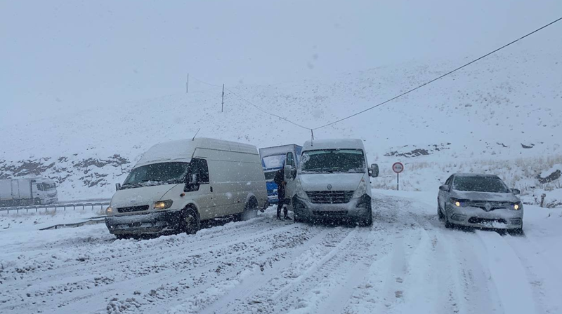 23 il için peş peşe yoğun kar yağışı uyarısı: Birçok köy ve mezra yolu kapandı.. O bölgelerde TIR geçişlerine izin verilmiyor! - Resim: 20