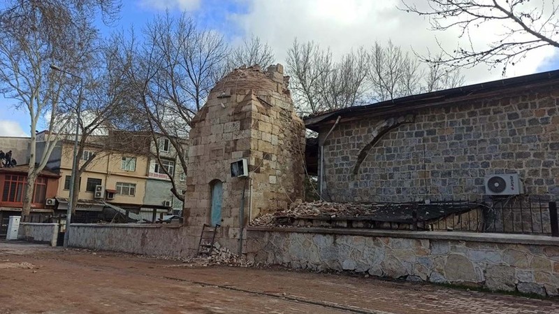 730 yıllık camii büyük depremlerde hasar görmüştü! Caminin minaresi artçı sarsıntılara dayanamadı - Resim: 1