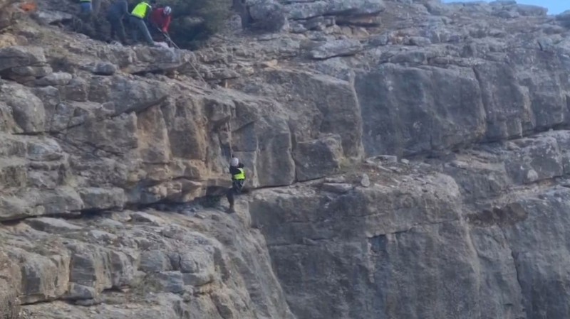 Siirt'te tam 6 gün boyunca kayalıklarda mahsur kalan keçi, 6 gün sonra kurtarıldı. Ekipler yanına gittiklerinde ilk o manzarayı gördü - Resim: 3