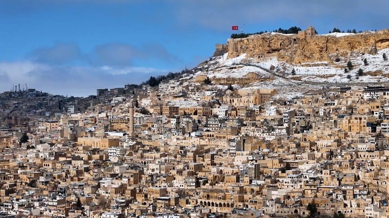 Mardin kar yağışından sonra beyaza bürünmesiyle havadan görüntülendi. Bakanlar bu mükemmel şehre bir daha hayran kaldı - Resim: 1