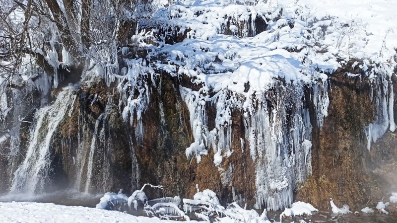 Bitlis'te hava sıcaklığı -20'ye kadar düştü! Tatvan ilçesinde bulunan ve soğuk hava nedeniyle donan Arpet Şelalesi'nin görüntüsü nefes kesti - Resim: 2