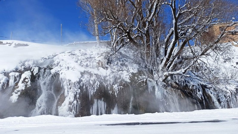 Bitlis'te hava sıcaklığı -20'ye kadar düştü! Tatvan ilçesinde bulunan ve soğuk hava nedeniyle donan Arpet Şelalesi'nin görüntüsü nefes kesti - Resim: 3