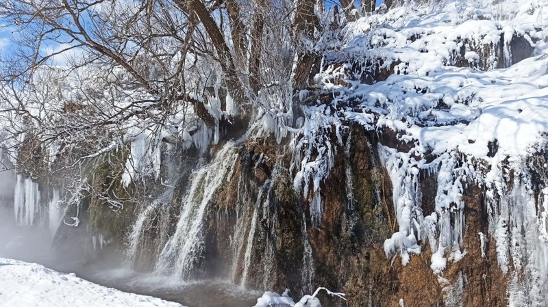 Bitlis'te hava sıcaklığı -20'ye kadar düştü! Tatvan ilçesinde bulunan ve soğuk hava nedeniyle donan Arpet Şelalesi'nin görüntüsü nefes kesti - Resim: 4