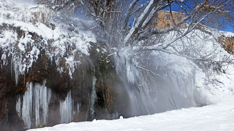 Bitlis'te hava sıcaklığı -20'ye kadar düştü! Tatvan ilçesinde bulunan ve soğuk hava nedeniyle donan Arpet Şelalesi'nin görüntüsü nefes kesti - Resim: 5