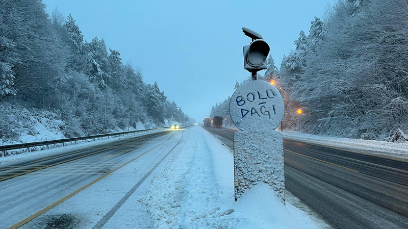 23 il için peş peşe yoğun kar yağışı uyarısı: Birçok köy ve mezra yolu kapandı.. O bölgelerde TIR geçişlerine izin verilmiyor! - Resim: 6