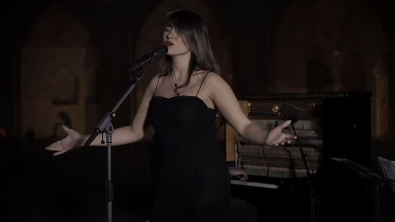 Başörtüsüz konser veren İranlı şarkıcıya 74 kırbaç cezası - Resim: 2