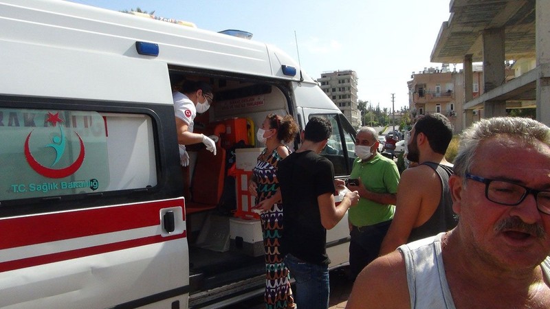 Korona virüs bulaşır diye çocuklarını ambulanstan indirdi - Resim: 2