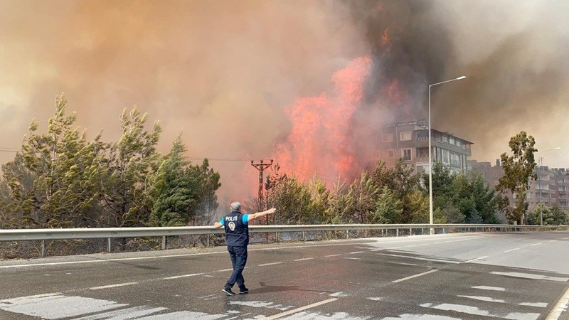 Hatay'daki yangın yürekleri de yaktı... Vatandaşlar bölgeden böyle kaçıyor - Resim: 19