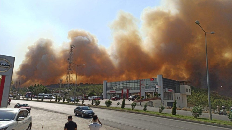 Hatay'daki yangın yürekleri de yaktı... Vatandaşlar bölgeden böyle kaçıyor - Resim: 18