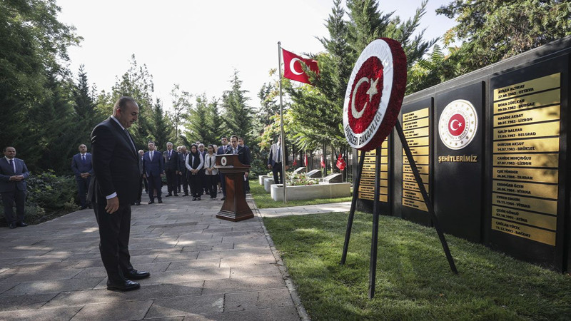 Bakan Çavuşoğlu Dışişleri Şehitliği'ni ziyaret etti - Resim: 1