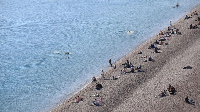 Yılın ilk günü Antalya'da sahiller doldu taştı! Güneşli havanın tadını çıkardılar - Resim: 3