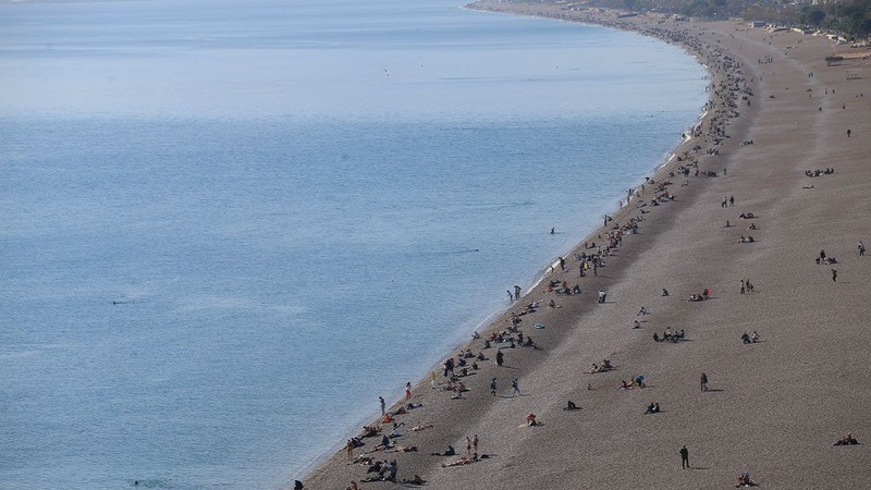 Yılın ilk günü Antalya'da sahiller doldu taştı! Güneşli havanın tadını çıkardılar - Resim: 1