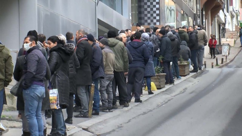 SGK önlerinde EYT kuyruğu! Başvuru için akın ettiler - Resim: 1