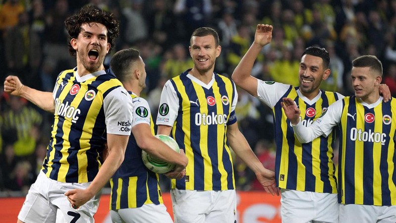 Fenerbahçe yönetiminden ilginç hamle! Futbolcular dolaplarında o yazılarla karşılaştılar - Resim: 1